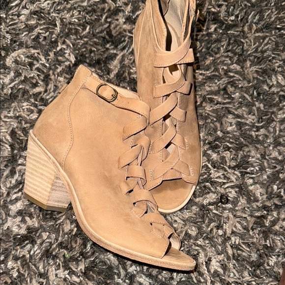 Eileen Fisher Tan Suede Sandals with Peep-Toe Design - Picture 2 of 11